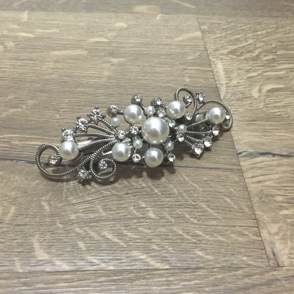 Accessories - Pearl jeweled hair clip